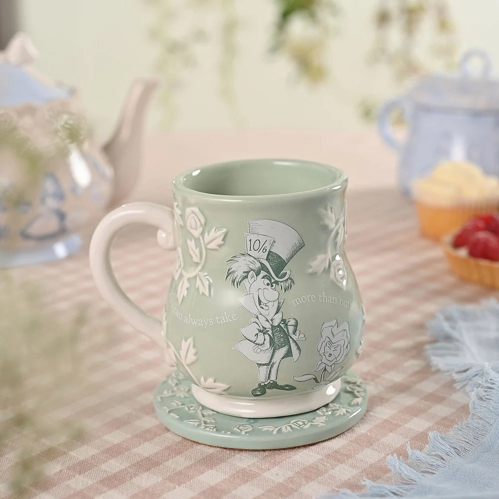 Disney Alice in Wonderland mok met reliëf van Mad Hatter: Blauwe keramische mok met geglazuurde afwerking, geïnspireerd door het fantasieverhaal, exclusief onderzetter.