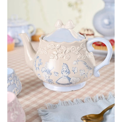 Disney Alice in Wonderland theepot: Officieel gelicentieerde keramische theepot in beige en lichtblauw met stickerafwerking, prachtige illustraties van Alice en de Gekke Hoedenmaker.