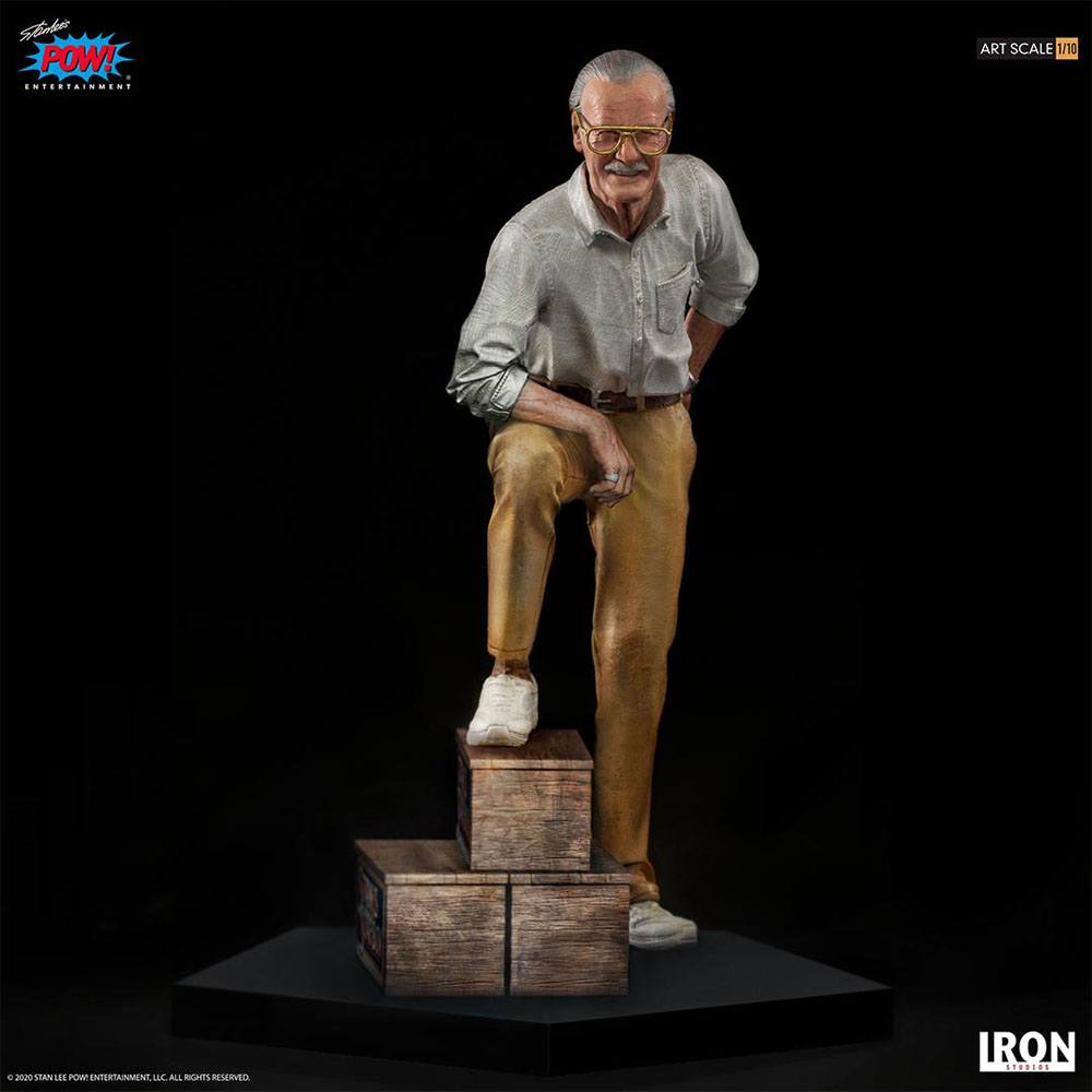 Stan Lee Statue van Iron Studios, handgeschilderd en gemaakt van hoogwaardige polystone, toont de iconische Marvel-icoon met bril, glimlach en ontspannen pose. Een gedetailleerd model verpakt in een doos, uit de BDS Art Scale-collectie.