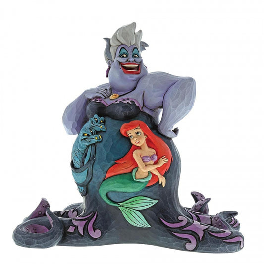 "Disney Traditions Ursula with Scene beeld: Een meesterwerk van Jim Shore dat de duistere pracht van Ursula uit De Kleine Zeemeermin vastlegt, met indrukwekkende details en levendige kleuren, een aanwinst voor Disney-liefhebbers en verzamelaars."