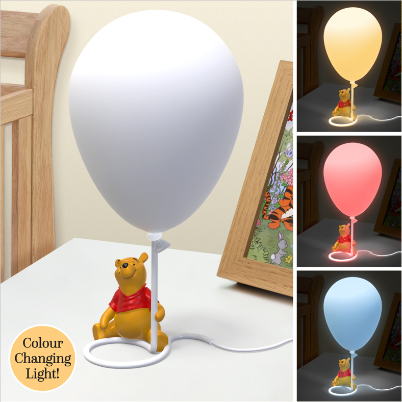 Winnie The Pooh-lamp met een rode ballon, ideaal voor kinderkamers en Disney-liefhebbers.