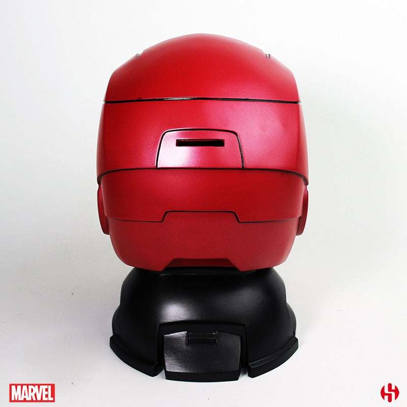 Voeg een vleugje Marvel-magie toe aan je spaargeld met de Iron Man MARK III Helmet Mega Money Bank, een must-have voor fans van de Avengers.