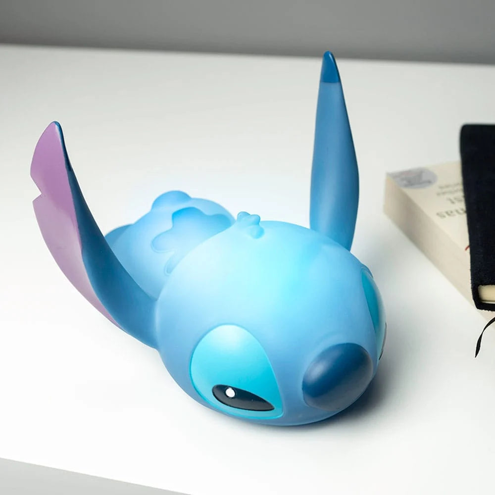 Speelse en betoverende Stitch Liggend 3D Deco Lamp, werkt op 3x AAA-batterijen (niet inbegrepen), perfect voor elke kamer.
