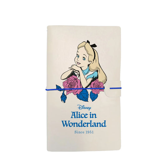 Een compact en stijlvol reisnotitieboek, geïnspireerd op het iconische verhaal van Alice, perfect om je gedachten, ideeën en avonturen onderweg vast te leggen.