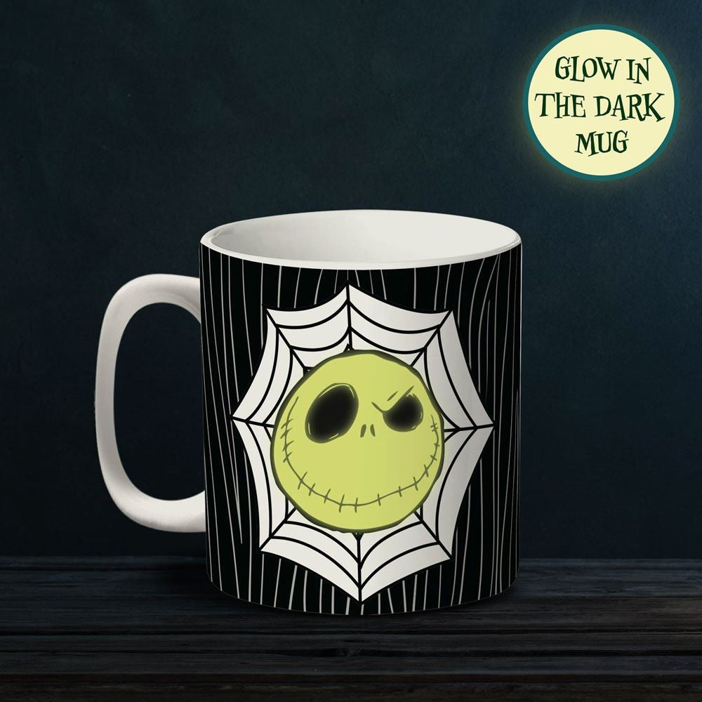 Voeg een vleugje magie toe aan je drankjes met de Nightmare Before Christmas Glow in the Dark Beker. Deze keramische mok met hoogwaardige bedrukking van Jack Skellington en zijn vrienden licht op in het donker, waardoor elke slok een spookachtige ervaring wordt. Officieel gelicentieerd en perfect voor fans van de film!