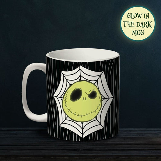 Voeg een vleugje magie toe aan je drankjes met de Nightmare Before Christmas Glow in the Dark Beker. Deze keramische mok met hoogwaardige bedrukking van Jack Skellington en zijn vrienden licht op in het donker, waardoor elke slok een spookachtige ervaring wordt. Officieel gelicentieerd en perfect voor fans van de film!