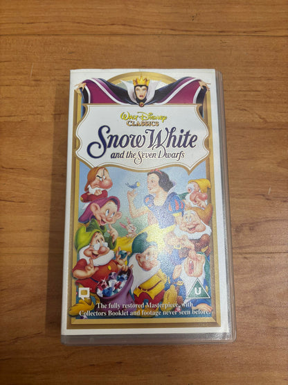 Herbeleef de magie van Sneeuwwitje en de Zeven Dwergen op originele VHS! Een betoverend Disney-sprookje vol avontuur, vriendschap en nostalgische liedjes.