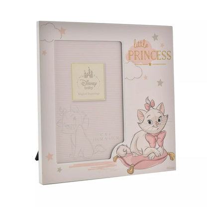 De Little Princess fotolijst van Disney is een prachtig aandenken voor babydochtertjes. Het frame met Marie uit Aristocats en de boodschap 'Little Princess' in gouden letters maakt het een ideale decoratie voor de babykamer.