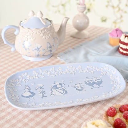 Disney Alice in Wonderland serveerbord: Officieel gelicentieerd lichtblauw keramisch bord met geglazuurde afwerking en verbluffende karakterillustraties en teksten in wit en blauw, theepot niet inbegrepen.