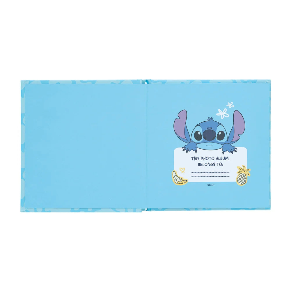 Een must-have voor iedereen die op zoek is naar een stijlvolle manier om herinneringen vast te leggen - dit vrolijke blauwe Stitch fotoalbum heeft 22 zelfklevende pagina's voor eindeloos plezier!