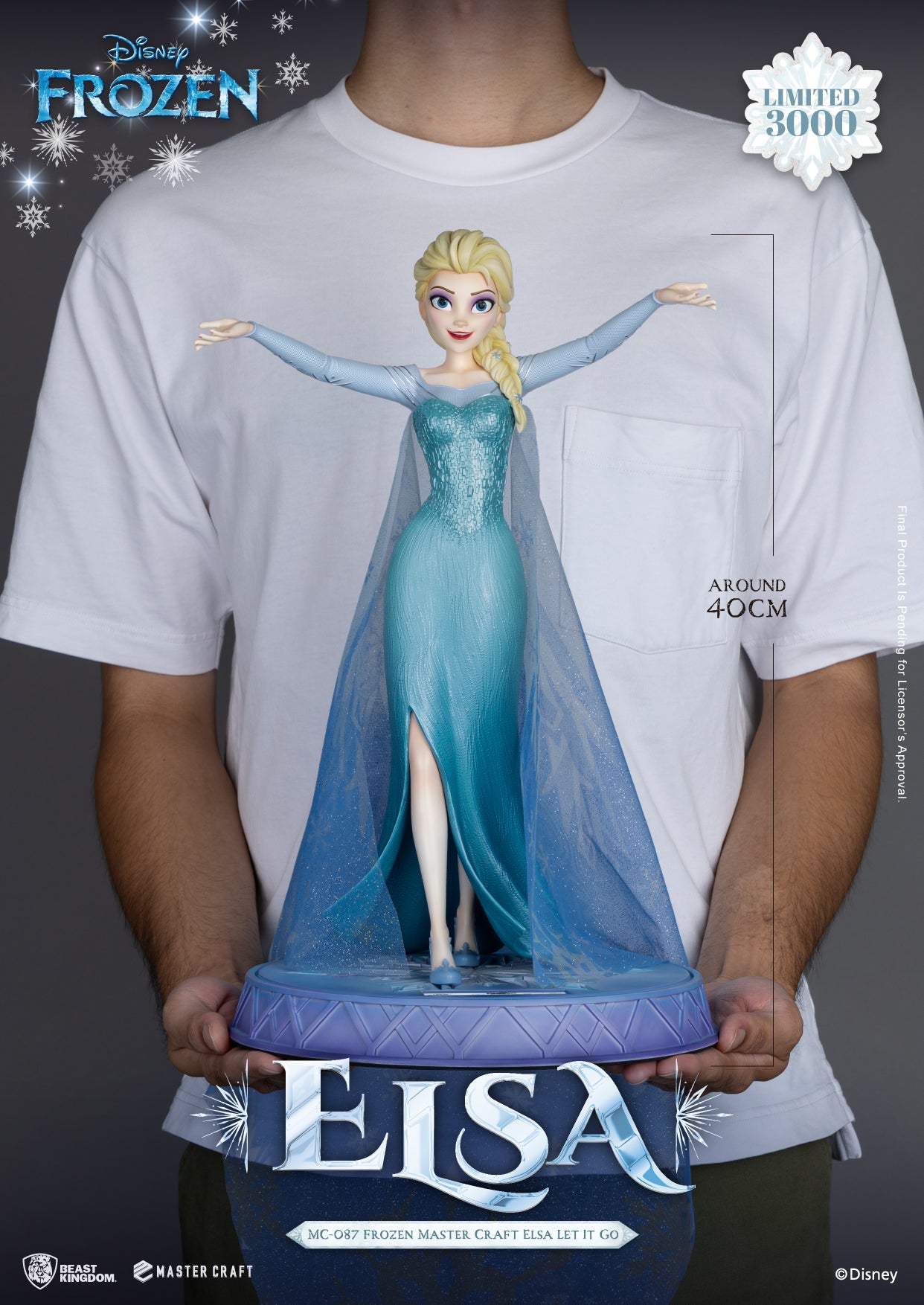 Elsa Master Craft collectible, met handgeschilderde details en een sprankelende, ijzige jurk, geplaatst op een sierlijke sneeuwvlokbasis.