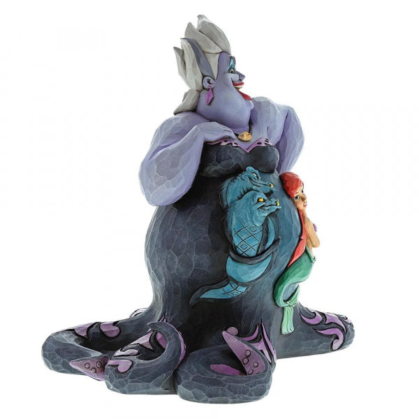 "Betoverend Ursula met Scene beeld: Duik in de diepten van de oceaan met dit Disney Traditions beeld, dat de meesterlijke creativiteit van Jim Shore viert en de duistere allure van Ursula tot leven brengt, een must-have voor Disney-verzamelaars."