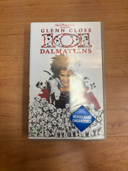 Originele VHS van Disney’s 101 Dalmatiërs! Herbeleef het spannende avontuur van Pongo, Perdita en hun puppy’s terwijl ze ontsnappen aan de gemene Cruella de Vil. Perfect voor verzamelaars en nostalgieliefhebbers!