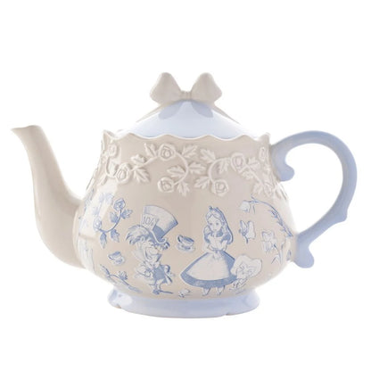 Alice in Wonderland theepot: Beige en lichtblauwe keramische theepot met stickerafwerking, officiële Disney licentie, illustraties van Alice en de Gekke Hoedenmaker aan elke kant.