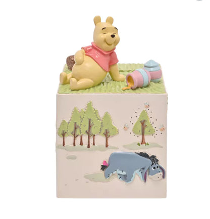 Winnie the Pooh spaarpot met kleurrijke afbeeldingen van Pooh en zijn vrienden, een leuke toevoeging aan elke kamer en een praktische manier om te sparen.