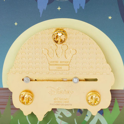Voeg een vleugje ontspanning toe aan je stijl met de Loungefly Lion King 30th Anniversary Hakuna Matata 3” Collector Box Pin. Timon, Pumbaa en Simba schuiven over een boomstam onder een schitterende maan.