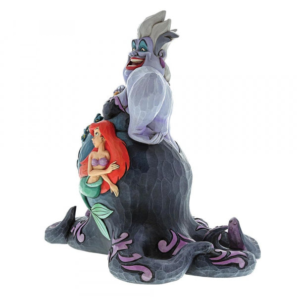 "Disney Traditions Ursula met tafereel beeld: Dit prachtige kunstwerk vangt de essentie van Ursula en haar oceaanwereld, met oog voor detail en verfijnde kleuren, een verbluffende toevoeging aan elke Disney-collectie."