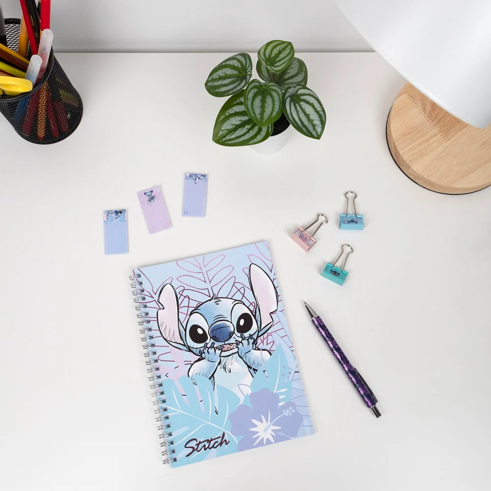 Disney Stitch Stationery Gift Set met een A5 metalen spiraal gelijnd notitieboek, inclusief 4 vellen karton met een uitkijkende Stitch-figuur en 80 vierkleurig bedrukte vellen.