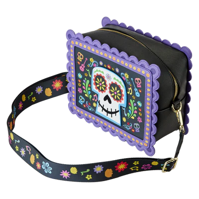 Voeg een vleugje Mexicaanse cultuur toe aan je look met de Loungefly Coco Miguel Floral Skull Crossbody Tas, een kleurrijk eerbetoon aan de film.