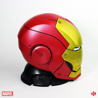 Bescherm je geld met de Iron Man MARK III Helmet Mega Money Bank, een eerbetoon aan Tony Stark's eerste rode en gouden harnas in het MCU.