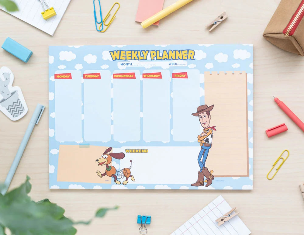 Organiseer je week met deze 54-pagina’s tellende planner, voorzien van kleurrijke ruimtes voor dagen, notities en belangrijke afspraken, geïnspireerd door de Toy Story-filmserie.