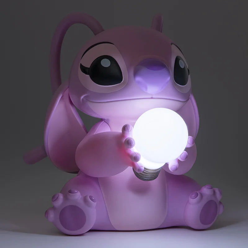 Voeg een vleugje Disney-magie toe aan je kamer met de Lilo & Stitch ‘Angel’ LED Lamp, perfect voor een speelse en sfeervolle uitstraling.