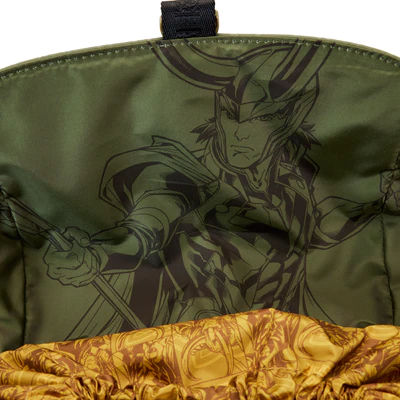 Laat je favoriete fandom zien met de glanzende goudkleurige metalen hardware en opvallende details van de Loungefly COLLECTIV Marvel Loki The TRAVELR Rugzak.