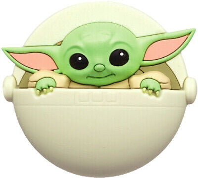 Voeg een vleugje galactische schattigheid toe aan je koelkast met onze hoogwaardige Baby Yoda magneet, waarbij 'The Child' heerlijk comfortabel in bed ligt.