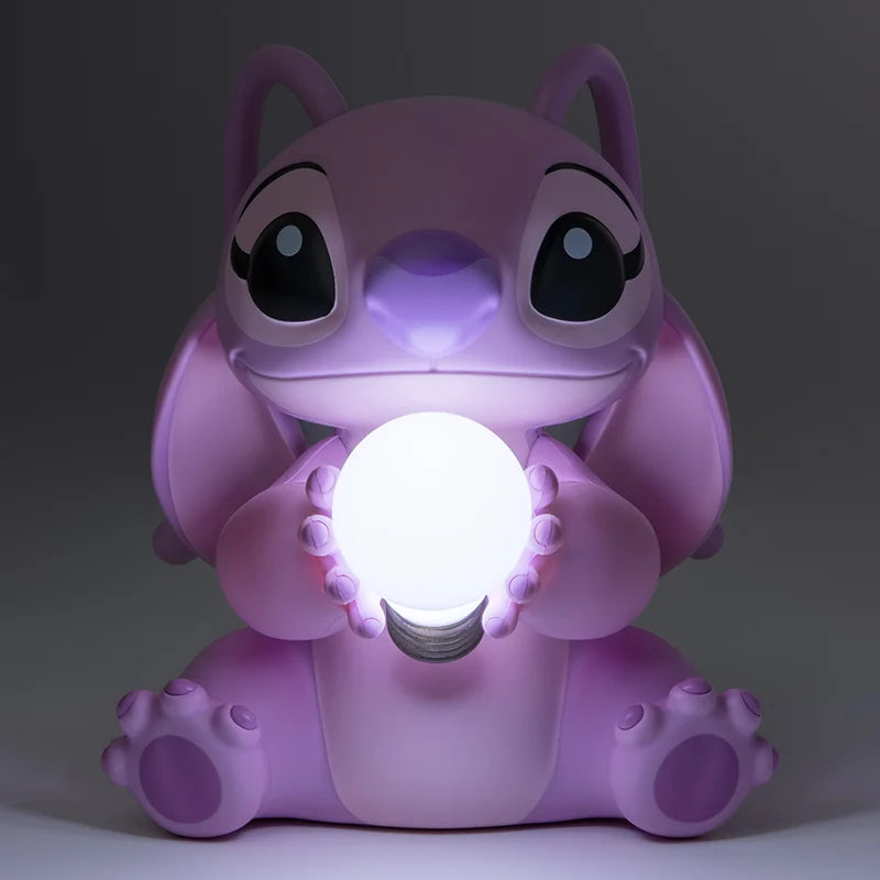 Verlicht je ruimte met de charmante Lilo & Stitch ‘Angel’ LED Lamp, een ideale aanvulling voor elke Disney-fan die zijn interieur wil opfleuren.