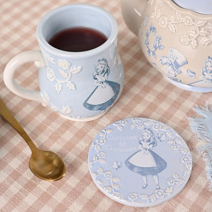 "Alice in Wonderland beker met een kleurrijke illustratie van Alice"