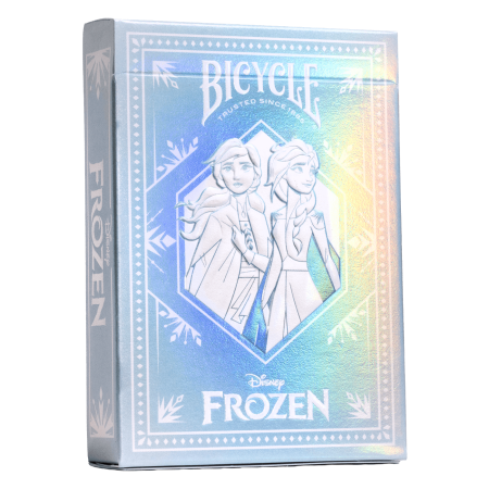 Breng de magie van Disney's Frozen naar je speelavonden met deze prachtige Bicycle speelkaarten. Elke kaart toont rijk geïllustreerde personages en scènes uit Arendelle. Bevat 54 kaarten (inclusief jokers), gemaakt van hoogwaardig karton met een gladde afwerking. Standaard speelkaart formaat met Frozen illustraties.