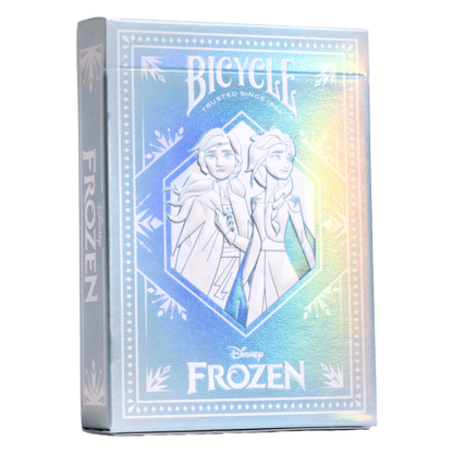 Breng de magie van Disney's Frozen naar je speelavonden met deze prachtige Bicycle speelkaarten. Elke kaart toont rijk geïllustreerde personages en scènes uit Arendelle. Bevat 54 kaarten (inclusief jokers), gemaakt van hoogwaardig karton met een gladde afwerking. Standaard speelkaart formaat met Frozen illustraties.