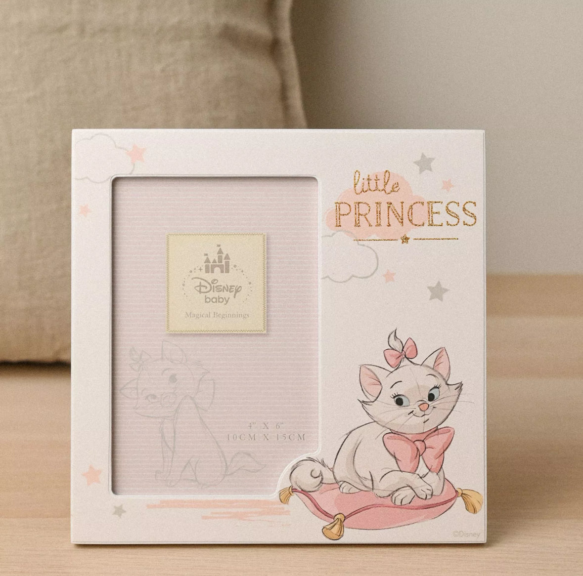 Bewaar de mooiste herinneringen met de Little Princess fotolijst van Disney. Dit schattige frame met een afbeelding van Marie uit Aristocats en de tekst 'Little Princess' in gouden letters is het perfecte cadeau voor een pasgeboren dochter.