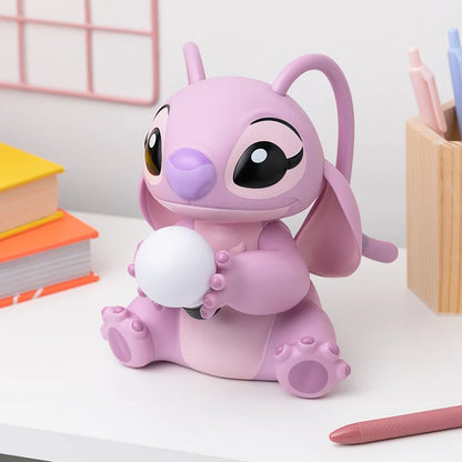 De Lilo & Stitch ‘Angel’ LED Lamp voegt een charmante Disney-tint toe aan je interieur, perfect voor een gezellige en magische sfeer.