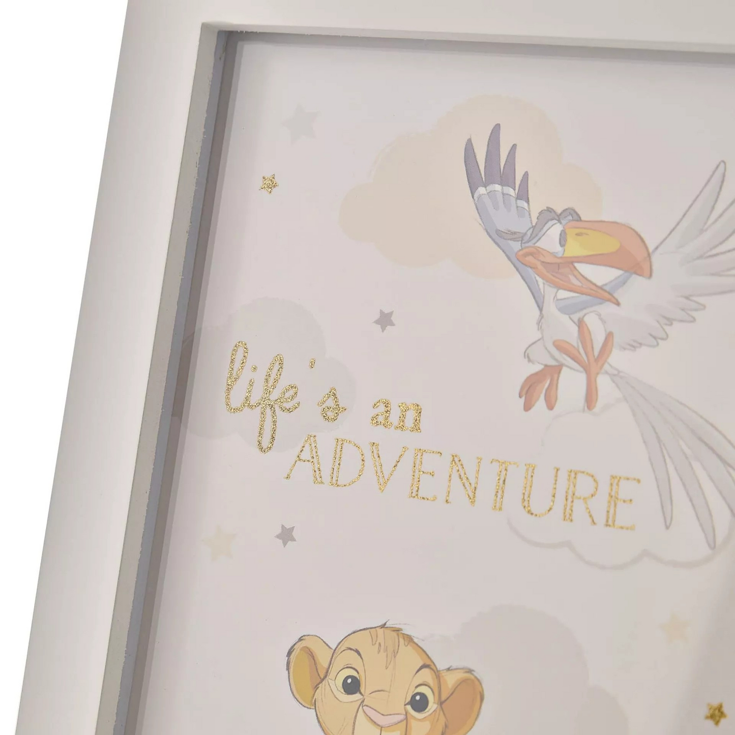 De Simba fotolijst van Disney is een geweldige manier om de mooiste herinneringen van je kleintje vast te leggen. Het frame toont een schattige afbeelding van Simba en Zazu, met de inspirerende tekst 'Life’s an Adventure' in glitter.