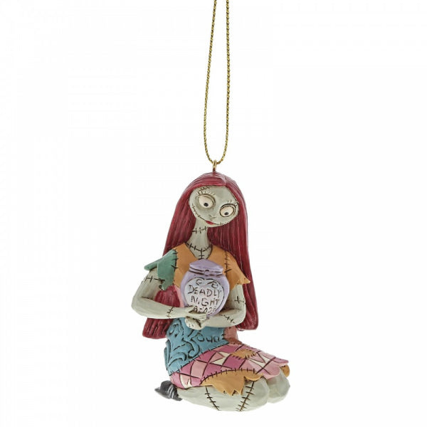 Hangornament van Sally uit The Nightmare Before Christmas, ontworpen door de bekroonde kunstenaar Jim Shore voor Disney Traditions. Gemaakt van hars, formaat 7x4x4 centimeter, met doosverpakking. Zeer gedetailleerd model uit de Disney Traditions-collectie van Enesco, alleen bedoeld voor volwassenen.