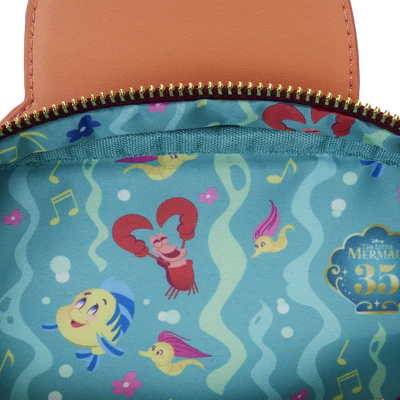 Omarm de magie van Disney met de Loungefly Disney The Little Mermaid 35th Anniversary Sebastian Crossbuddies® Crossbody Bag. Deze officieel gelicentieerde tas van veganistisch leer (polyurethaan) beschikt over een verstelbare schouderriem en een praktische afneembare omkeerbare munttas.