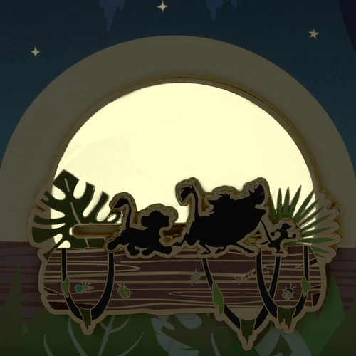 Ervaar de magie van de Loungefly Lion King 30th Anniversary Hakuna Matata 3” Collector Box Pin. Deze emaille pin met glow-in-the-dark details toont Timon, Pumbaa en Simba onder een oplichtende maan.