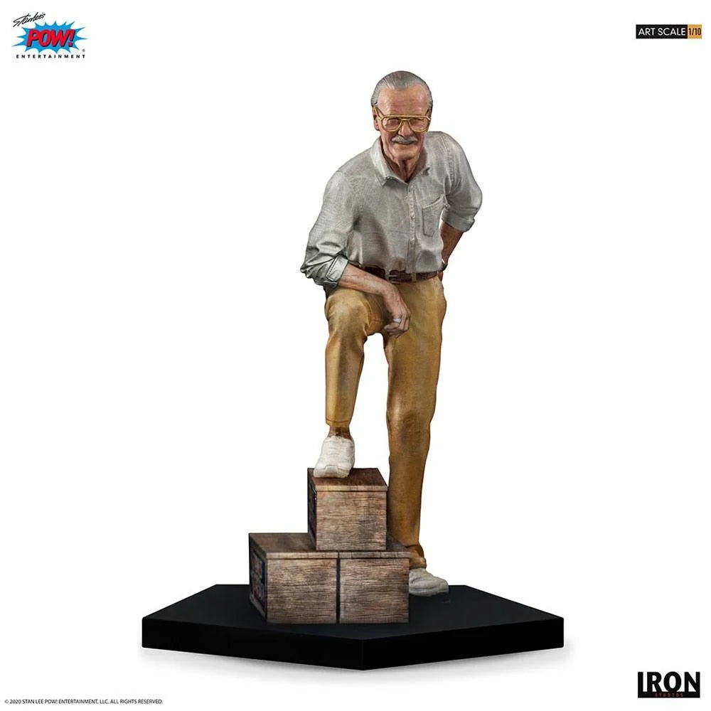 Gedetailleerd beeld van Stan Lee uit de BDS Art Scale-collectie, gemaakt van hars met een stevige basis en verpakt in een doos. Perfect voor Marvel-fans en verzamelaars.