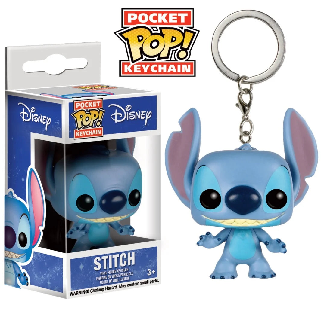 Disney Pocket Pop sleutelhanger van Stitch, 4 cm hoog, met felblauw lichaam, grote glimlachende mond, zwarte ogen en puntige oren. Wordt geleverd in een doorzichtige presentatiebox. Officieel gelicentieerd Disney-verzamelobject, geschikt voor kinderen ouder dan 3 jaar.