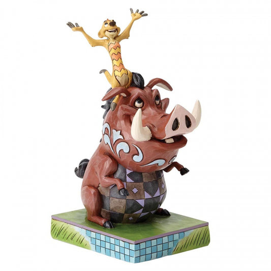 "Disney Traditions Timon en Pumbaa beeldje: Een charmante weergave van Timon en Pumbaa uit Disney's The Lion King, vastgelegd in een prachtig beeldje voor verzamelaars en fans van de film."