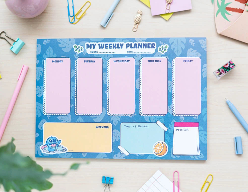 Organiseer je week met deze 54-pagina’s tellende planner, compleet met ruimtes voor dagen, belangrijke notities en de maand of datum, geïnspireerd door Disney’s Stitch.