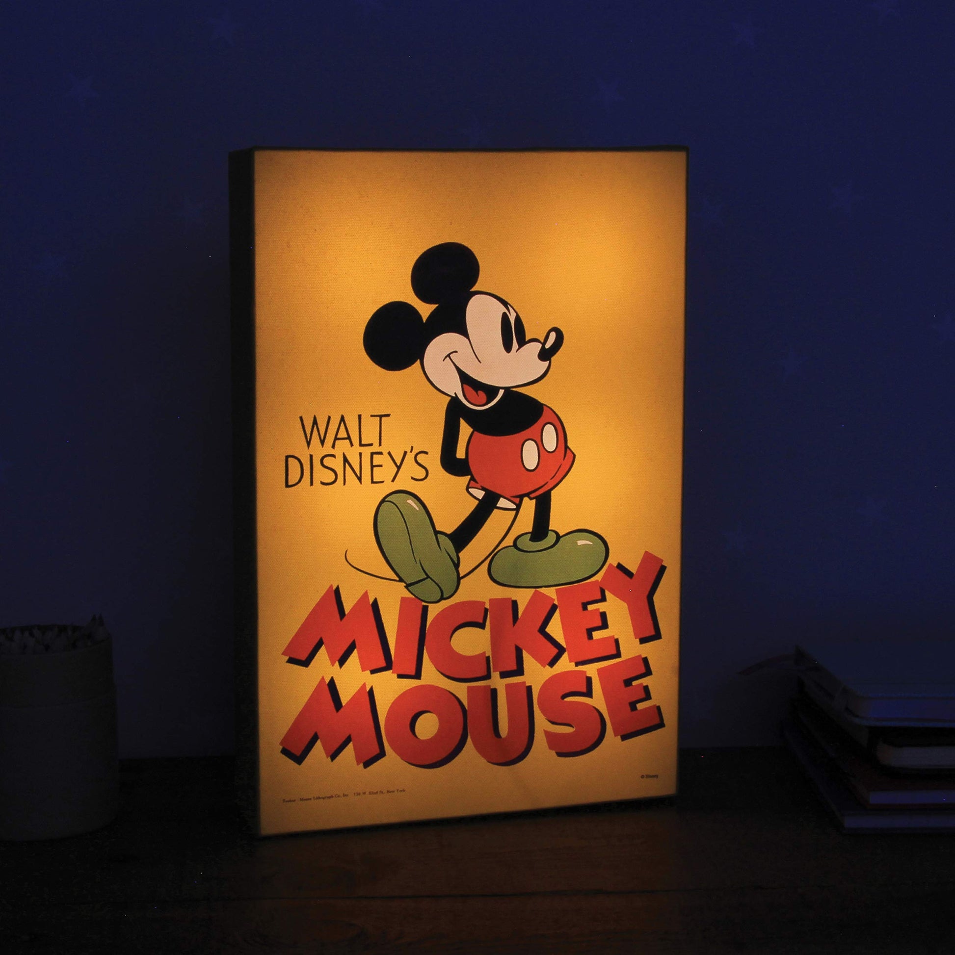 Breng de magie van Disney in je huis met de Mickey Mouse Luminart Touch On/Off Light-Up Canvas. Dit charmante canvas combineert een iconisch Mickey-ontwerp met sfeervolle verlichting, die je eenvoudig aan- of uitzet met een lichte aanraking.