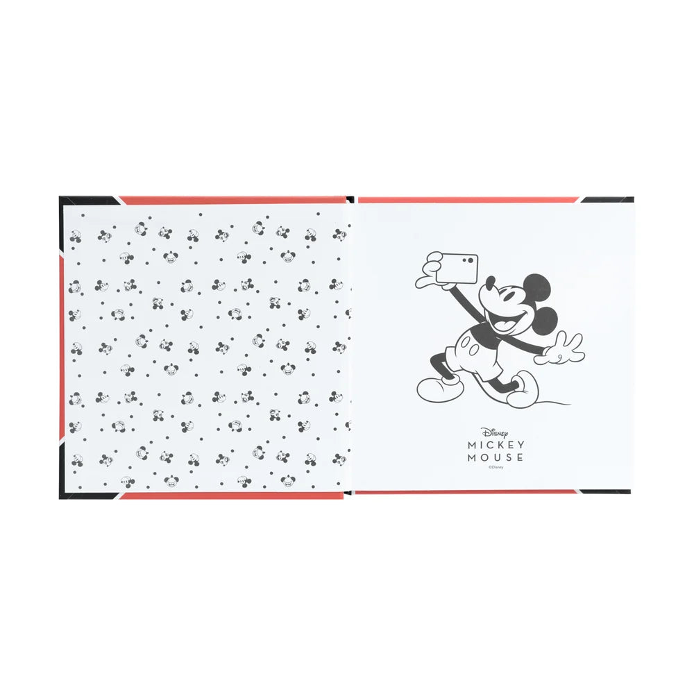 Ontdek de betovering van Mickey Mouse terwijl je door de pagina's van ons fotoalbum bladert, compleet met 22 zelfklevende pagina's aan de binnenkant!