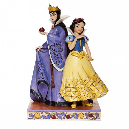 "Disney Traditions Snow White and Evil Queen beeld: Een meesterwerk van Jim Shore dat de iconische strijd tussen Sneeuwwitje en de boze koningin vastlegt, met verbluffende details en levendige kleuren, een must-have voor Disney-liefhebbers en verzamelaars."