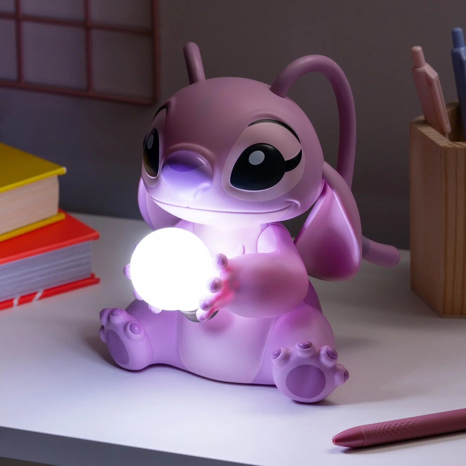 Breng Disney-magie in je huis met de Lilo & Stitch ‘Angel’ LED Lamp, een betoverende lamp die een speelse touch aan elke kamer geeft.