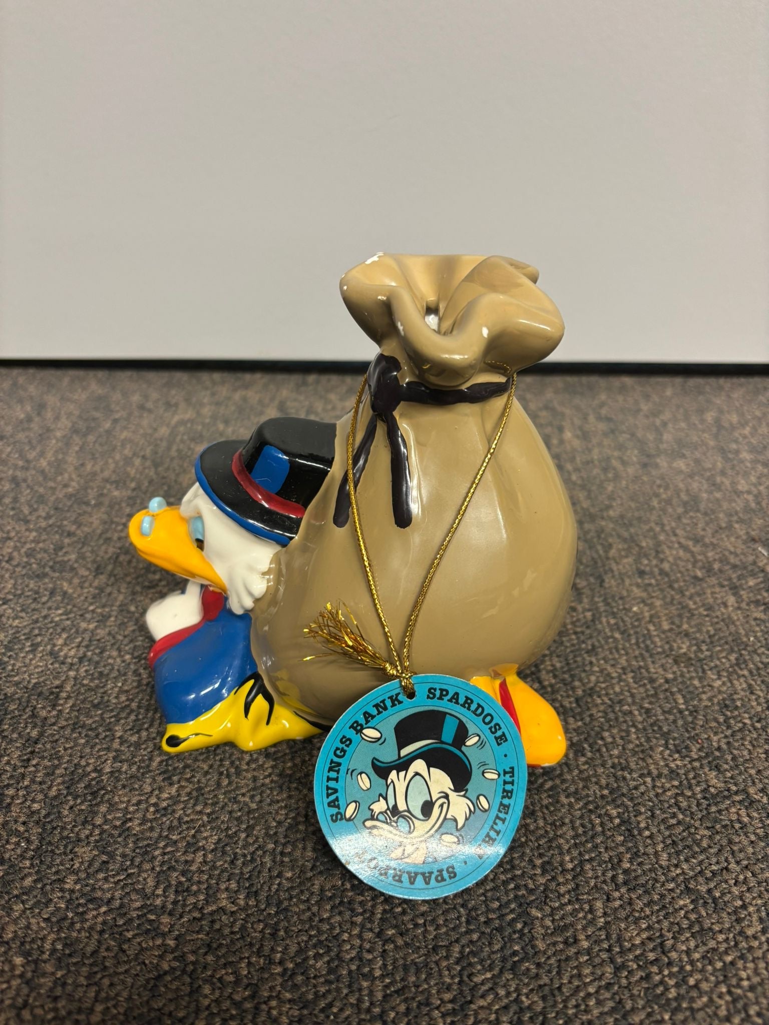 Unieke Dagobert Duck spaarpot in geldzak-stijl, een functionele en decoratieve accessoire voor elke Disney-liefhebber.