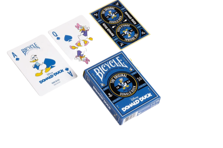 Ontdek de wereld van Duckstad met de Bicycle Donald Duck speelkaarten. Perfect voor verzamelaars en liefhebbers van kaartspellen. Dit deck bevat 54 kaarten (inclusief jokers), gemaakt van hoogwaardig karton en voorzien van een gladde afwerking. Standaard speelkaart formaat, prachtig geïllustreerd met Donald Duck en zijn vrienden.