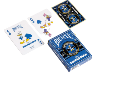 Ontdek de wereld van Duckstad met de Bicycle Donald Duck speelkaarten. Perfect voor verzamelaars en liefhebbers van kaartspellen. Dit deck bevat 54 kaarten (inclusief jokers), gemaakt van hoogwaardig karton en voorzien van een gladde afwerking. Standaard speelkaart formaat, prachtig geïllustreerd met Donald Duck en zijn vrienden.