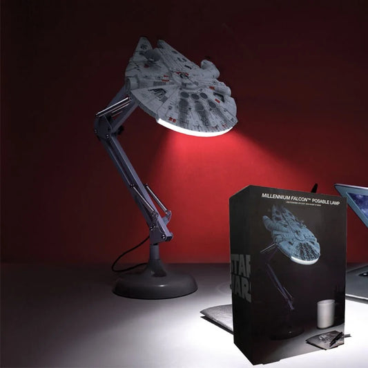 Breng de magie van een sterrenstelsel ver, ver weg naar je huis met de Millennium Falcon Lamp! Dit iconische ruimteschip uit Star Wars verlicht je kamer met een subtiele galactische gloed, perfect voor elke fan die zijn ruimte wil verrijken met een stukje van de legendarische saga.